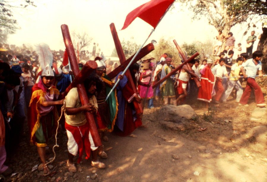 Procesión de Semana Santa en Ocotepec, 1997: hombres que cargan cruces de madera entre soldados romanos con cascos de penacho y la multitud