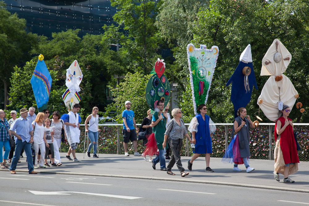 VIERTEL NACH SCHATTEN, procession by Sandoval / Castillo-Deball, Graz, 2016