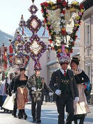 Traditional Perchtenlauf standard, Alps